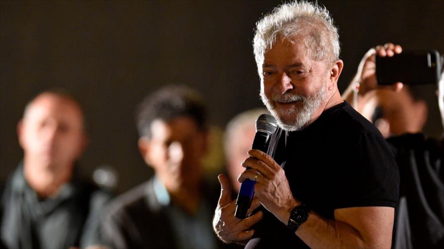 El expresidente brasileño Luiz Inácio Lula da Silva se dirige a sus partidarios en el estado de Minas Gerais, Brasil, 30 de octubre de 2017.