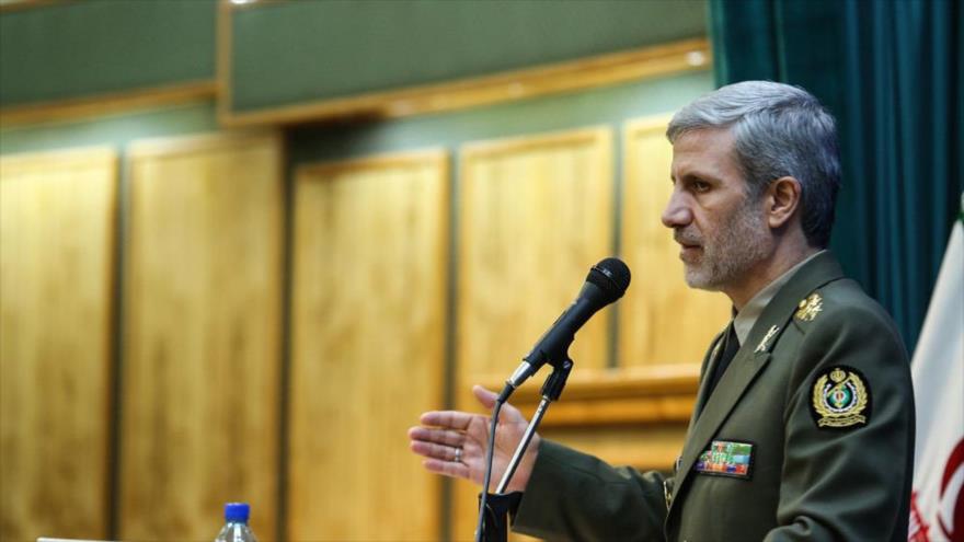 El ministro de Defensa iraní, Amir Hatami, habla durante un acto militar en Teherán, capital iraní.