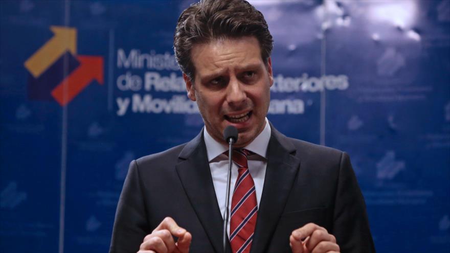 El embajador de Ecuador ante las Naciones Unidas, Guillaume Long, durante una rueda de prensa en Quito, 19 de mayo de 2017.