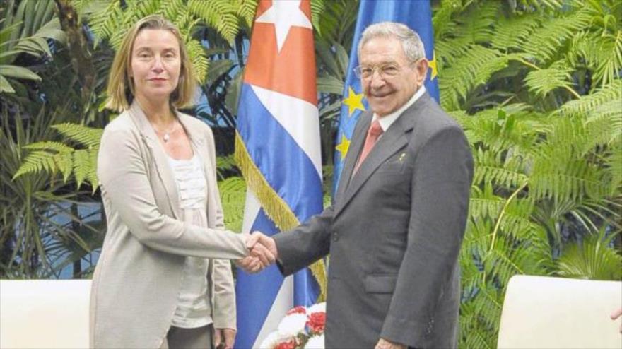 La jefa de la Diplomacia de la UE, Federica Mogherini, estrecha la mano con el presidente cubano, Raúl Castro, en La Habana, 4 de enero de 2018.
