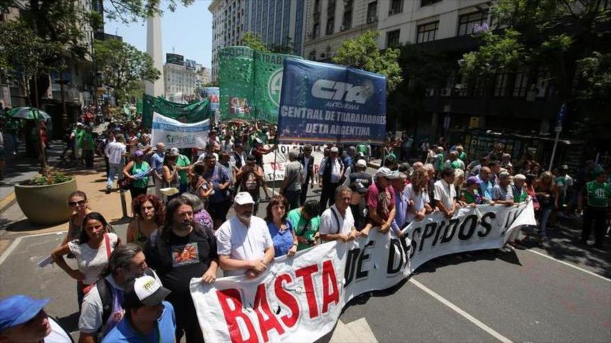 Argentinos marchan contra el Gobierno tras una ola de despidos