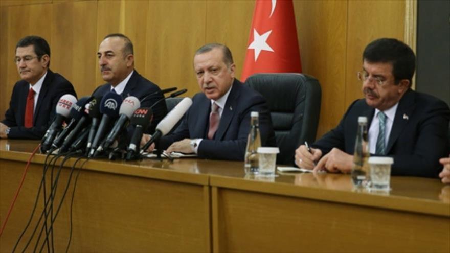 El presidente turco Recep Tayyip Erdogan (2º dcha.) ofrece una conferencia antes de partir hacia París (capital de Francia), 5 de enero de 2018.