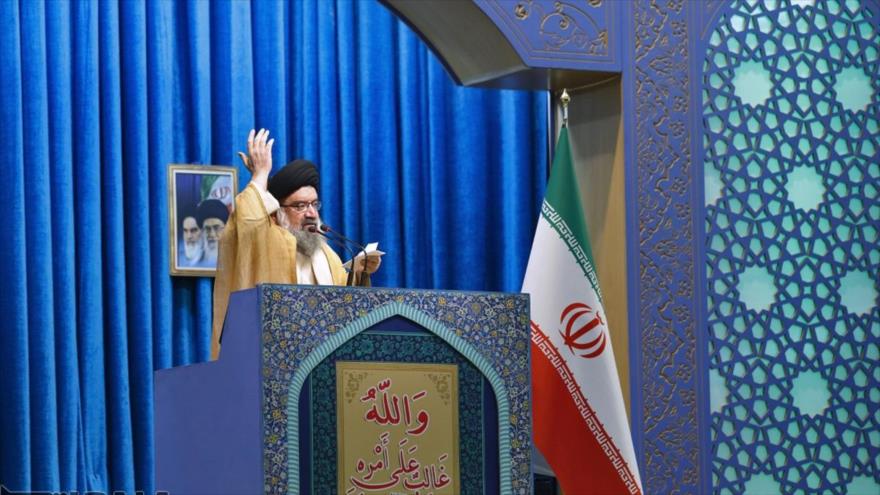 El Imam del rezo del viernes de Teherán, el ayatolá Seyed Ahmad Jatami, ofrece su sermón, 5 de enero de 2018.