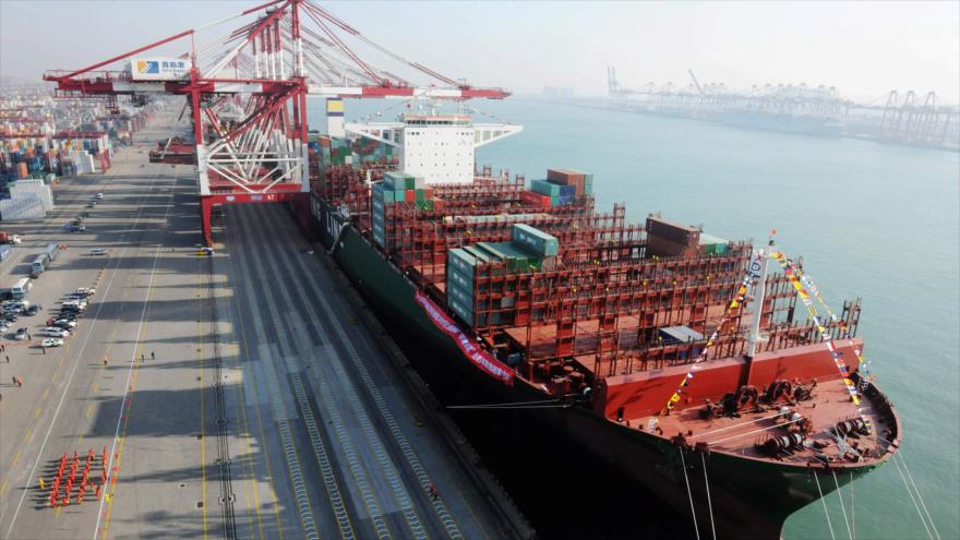 El petrolero chino CSCL Globe, en el puerto de Qingdao, segundo mayor puerto abierto al comercio exterior de China (noreste).