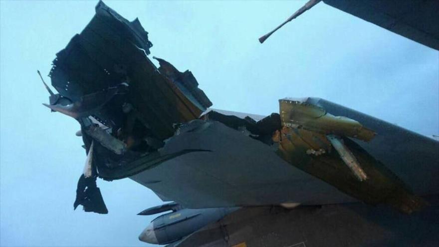 Daño causado a un avión de guerra ruso por ataque de grupos armados contra la base aérea de Hmeimim, en el oeste de Siria.