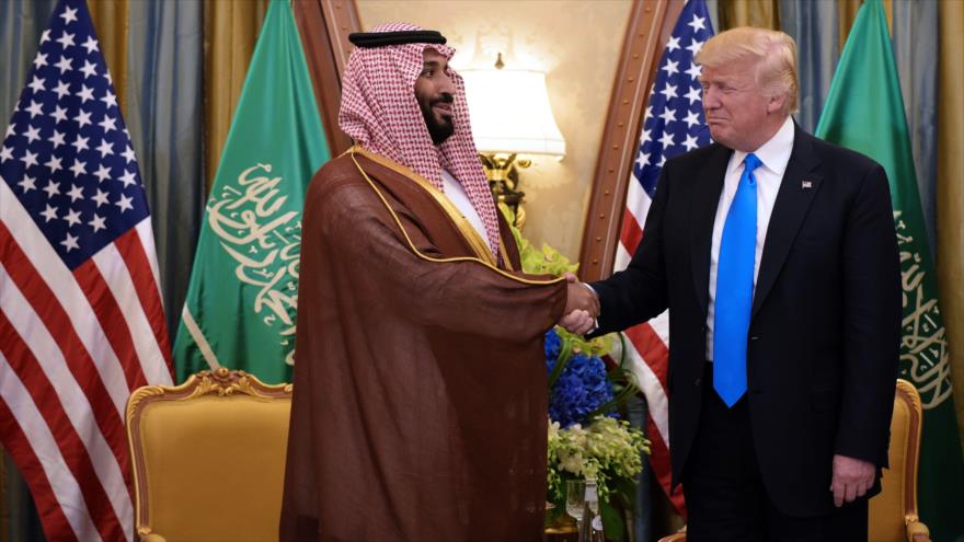 El príncipe heredero saudí, Mohamad bin Salman (izda.), y el presidente de EE.UU., Donald Trump, en Riad, 20 de mayo de 2017.