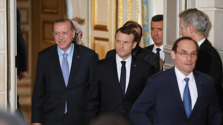El presidente de Francia, Emmanuel Macron (centro), y su par turco, Recep Tayyip Erdogan (izda.), en el Elíseo, París, 5 de enero de 2018.