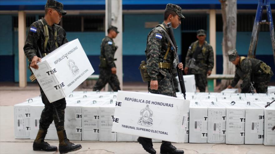 Soldados hondureños trasladan el material electoral en la capitalina ciudad de Tegucigalpa, 25 de noviembre de 2017.