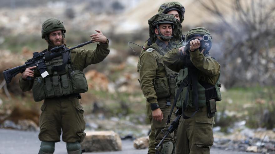 Soldados israelíes reprimen a los palestinos en las protestas en Cisjordania, 28 de diciembre de 2017.