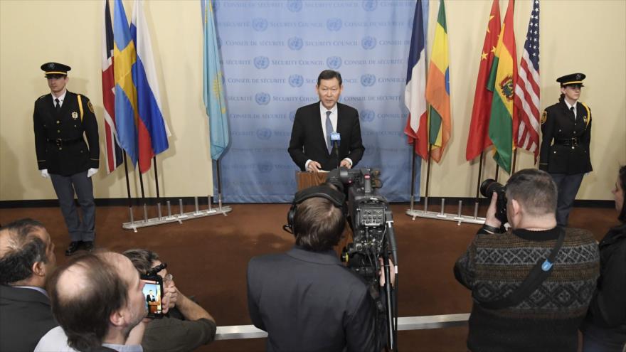 El embajador de Kazajistán ante la ONU, y presidente de turno del CSNU, Kairat Umarov, habla ante los periodistas desde Nueva York, 2 de enero de 2018.