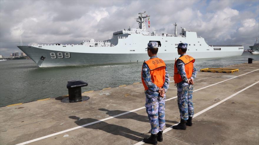 Un barco que transportaba personal militar chino parte de un puerto en Zhanjiang, en el sur de China, 11 de julio de 2017.