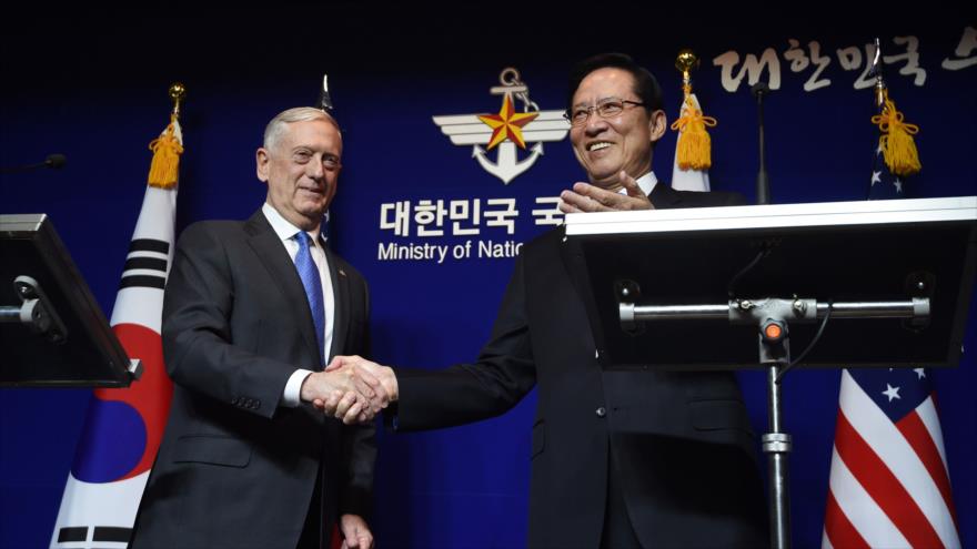 El secretario de Defensa de EEUU, James Mattis (izda.), y su par surcoreano, Song Young Moo, al término de una conferencia de prensa en Seúl, 28 de octubre de 2017.