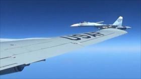 Vídeo: aviones de EEUU escoltan a poca distancia a cazas rusos
