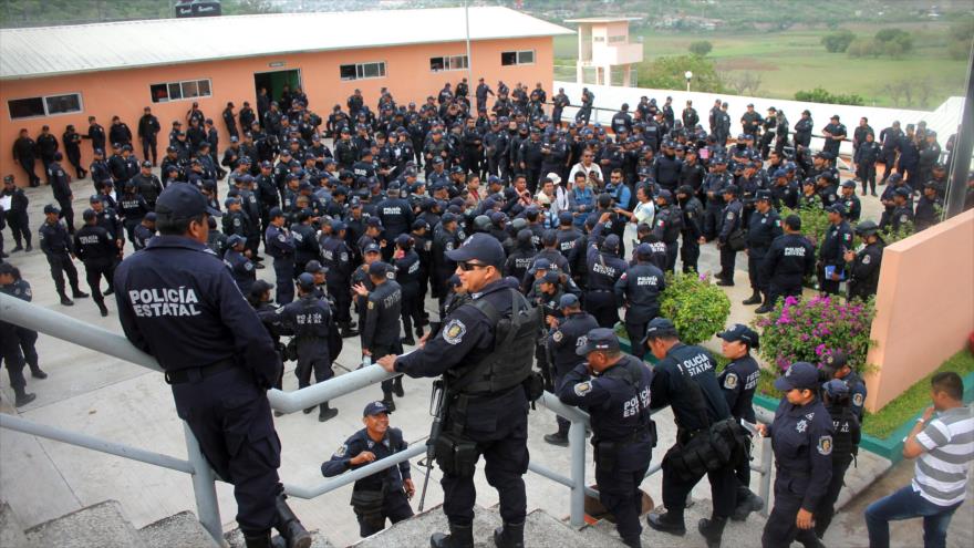 Miembros de la Policía Estatal de Guerrero, en Chilapa y Chilpancingo, organizan un paro laboral.