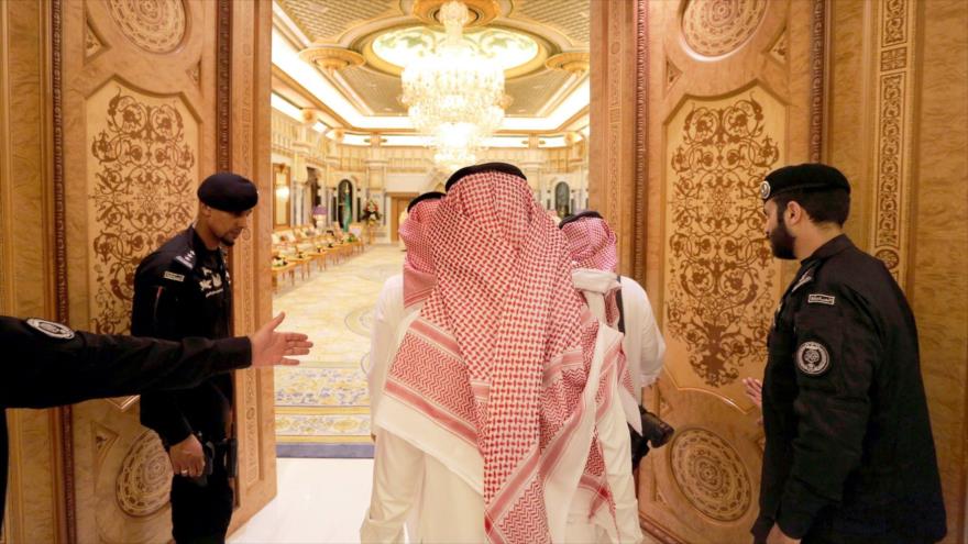 Miembros de la familia real saudí en una recepción ofrecida por el Gobierno en el palacio en Riad, la capital.