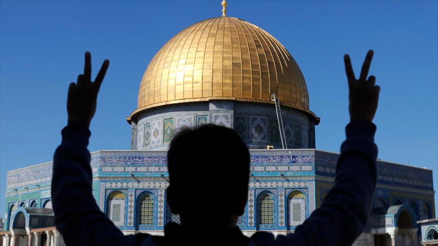 Un palestino hace el signo de la victoria cerca de la Cúpula de la Roca, en Al-Quds, 8 de diciembre de 2017.