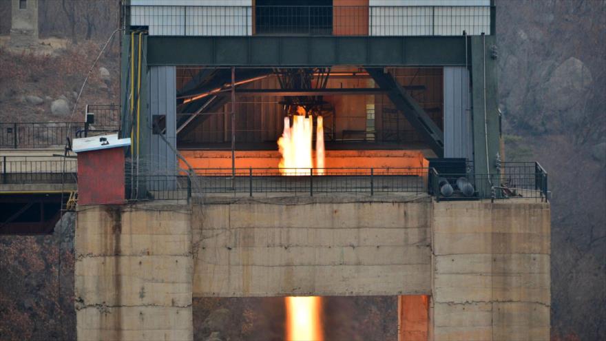 Corea del Norte prueba un nuevo y potente motor para cohetes en el Centro Espacial Sohae, 19 de marzo de 2017.