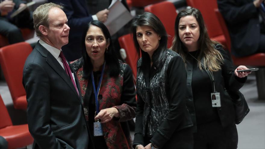 El embajador británico ante la ONU, Matthew Rycroft, y su par de EE.UU., Nikki Haley (2ª a la dcha.), en la sesión de la ONU sobre Irán, 5 de enero de 2018.