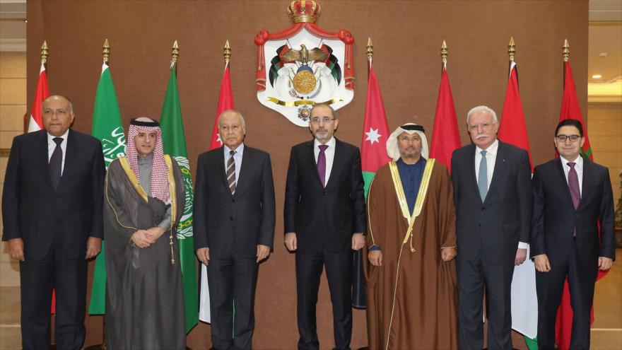 Los cancilleres de los países miembros de la Liga Árabe (LA) y su secretario general se reúnen en Jordania, 6 de enero de 2018.