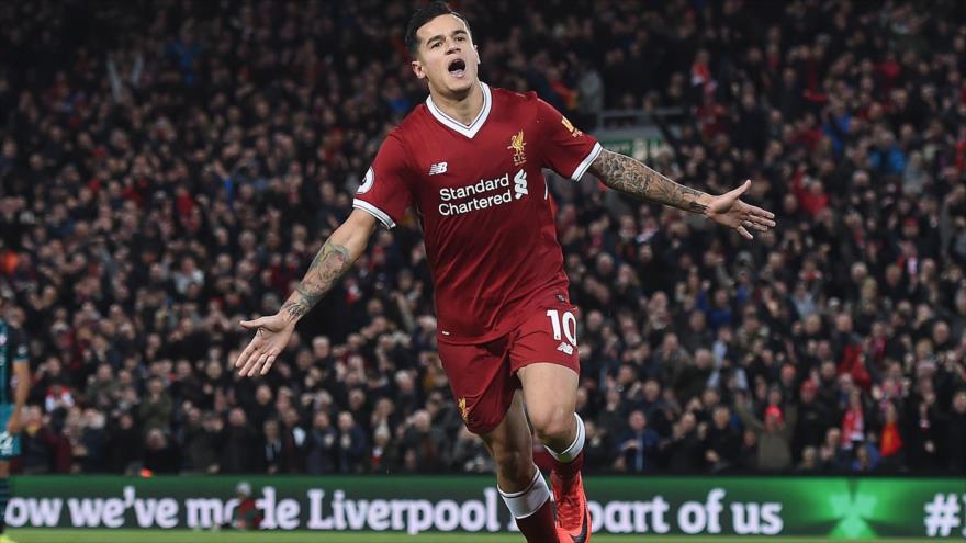 El brasileño Philippe Coutinho, durante un partido de fútbol en Liverpool, noroeste del Reino Unido, 18 de noviembre de 2017.