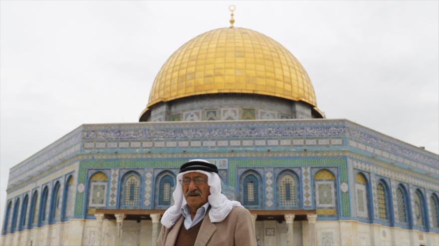 Un palestino frente a la Cúpula de la Roca, en Al-Quds (Jerusalén), 8 de diciembre de 2017.