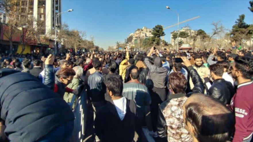 Participantes en una protesta por el alza de los precios en la capital iraní, Teherán.
