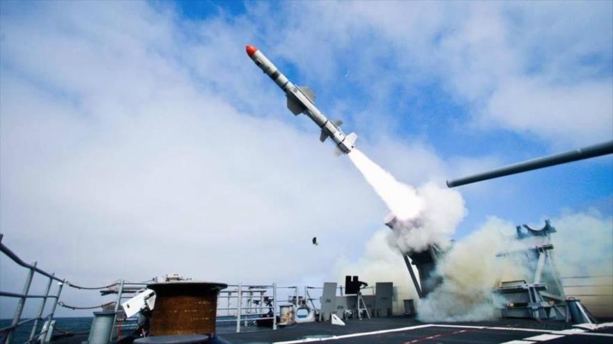 Un misil de crucero de lanzamiento en superficie RGM-84L Harpoon Block II estadounidense.