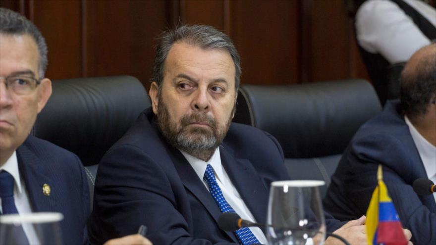 El opositor venezolano Timoteo Zambrano (centro) en una reunión con la comisión del Gobierno de Venezuela en Santo Domingo, 1 de diciembre de 2017. 