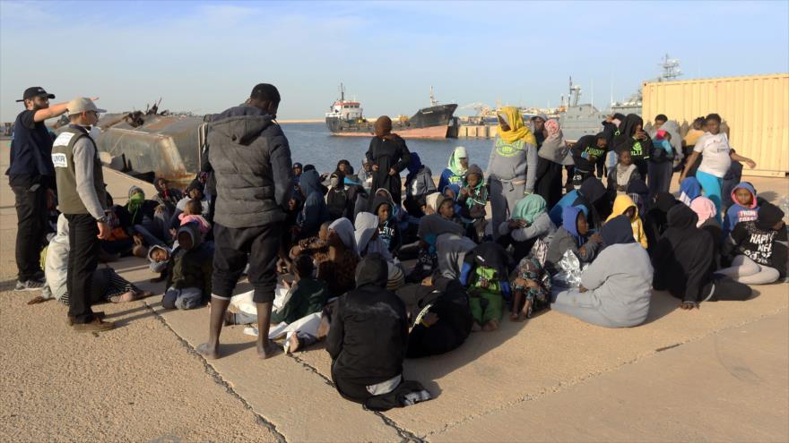 Salvan a casi 300 refugiados en aguas de Libia, 2 mujeres muertas
