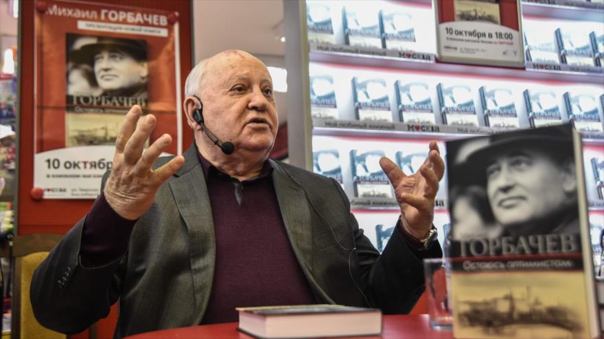 El expresidente de la Unión Soviética Mijail Gorbachov habla durante la presentación de su libro en una librería en Moscú, 10 de octubre de 2017. 