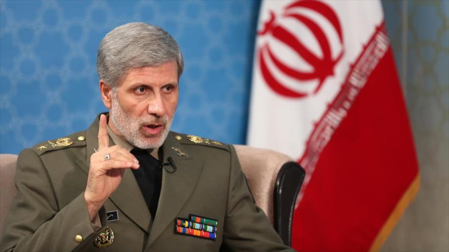 El ministro de Defensa iraní, el general de brigada Amir Hatami, habla en una conferencia en Teherán (capital).