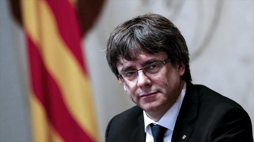 El cesado presidente del gobierno catalán, Carles Puigdemont, asiste a una reunión del Ejecutivo en la Generalitat de Barcelona, 10 de octubre de 2017.