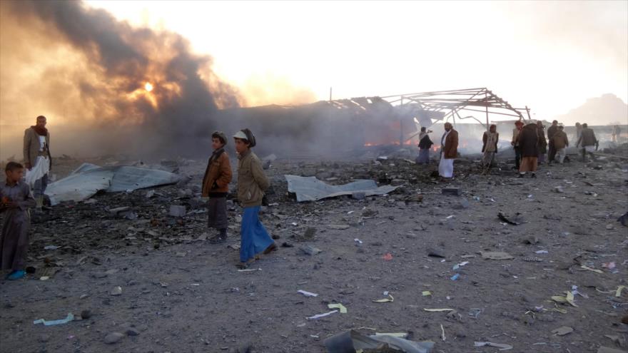Yemeníes miran las ruinas dejadas por los ataques saudíes en la ciudad de Saada, en el noroeste de Yemen, 6 de enero de 2018.
