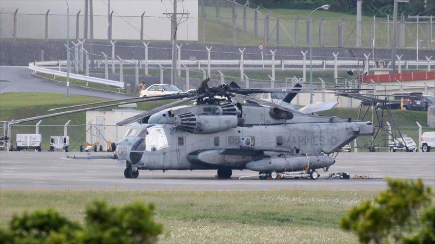 Un helicóptero CH-53 de EE.UU. en Okinawa, al que se le ha caído una ventana (cubierta en la foto), 14 de diciembre de 2017.