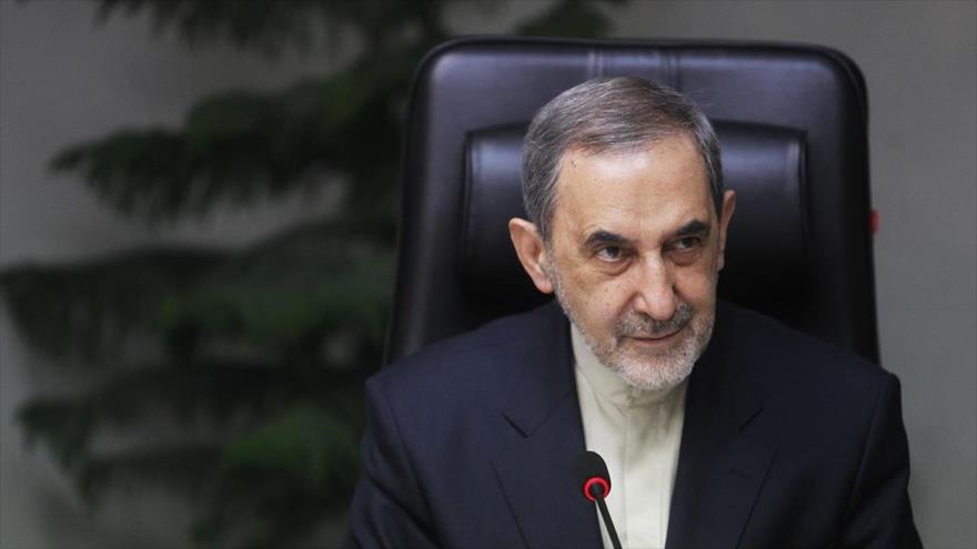Ali Akbar Velayati, asesor del Líder de la Revolución Islámica de Irán, en una reunión con un parlamentario iraquí, 9 de enero de 2018.