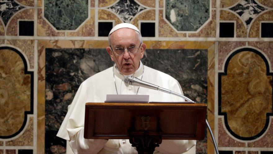 El papa Francisco pronuncia un discurso durante una audiencia con ocasión del Año Nuevo, 8 de enero de 2018.