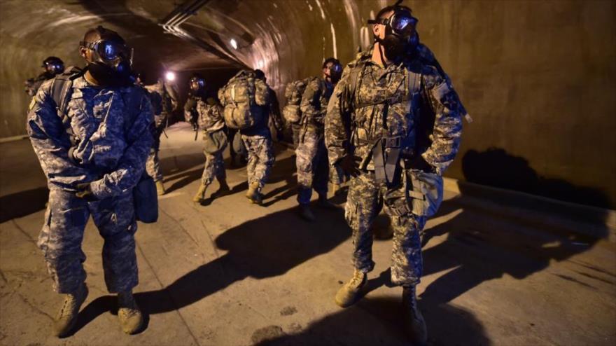 Soldados estadounidenses utilizan máscaras antigás en un túnel en una base militar del Ejército en Uijeongbu, norte de Seúl, 8 de julio de 2015.