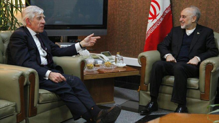 El jefe de la OEAI, Ali Akbar Salehi (dcha.), y el exministro de Exteriores británico Jack Straw se reúnen en Teherán, 9 de enero de 2018.