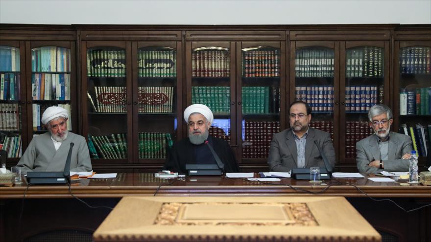 El presidente de Irán, Hasan Rohani (centro), encabeza una reunión oficial, 9 de enero de 2018.