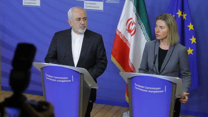 El canciller iraní, Mohamad Yavad Zarif, y la jefa de la Diplomacia de la Unión Europea, Federica Mogherini, Bruselas, 15 de febrero de 2016.