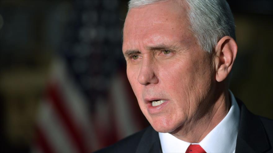 El vicepresidente de Estados Unidos, Mike Pence, habla con los periodistas durante una visita en Afganistán, 22 de diciembre de 2017.
