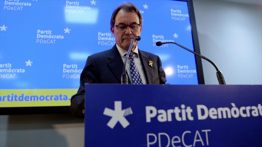 Expresidente catalán Artur Mas anuncia su dimisión como presidente del Partido Demócrata Europeo Catalán (PDeCAT) en la sede de esa formación política en Barcelona, 9 de enero de 2018.