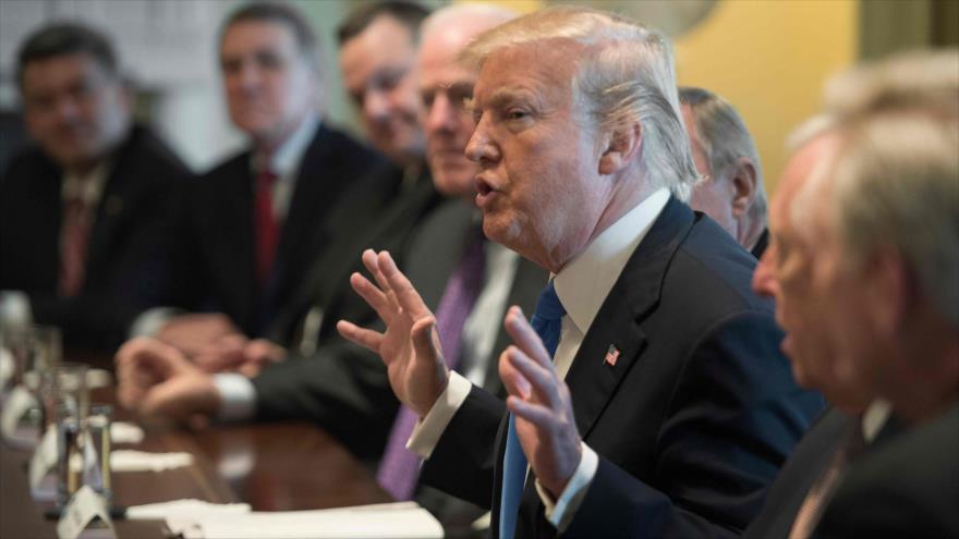 El presidente de EE.UU., Donald Trump, habla en una reunión con miembros bipartidistas del Senado en la Casa Blanca, Washington, 9 de enero de 2018.