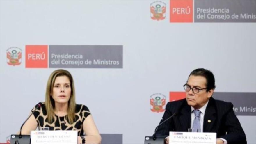 La presidenta del Consejo de Ministros de Perú, Mercedes Aráoz, y el ministro de Justicia, Enrique Mendoza, en Lima, 28 de diciembre de 2017.