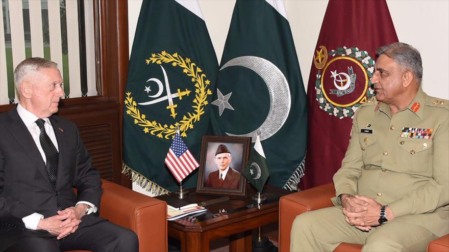 El jefe del Ejército paquistaní, Qamar Javed Bajwa (dcha.), y el secretario de Defensa de EE.UU., James Mattis, en Paquistán, 4 de diciembre de 2017.