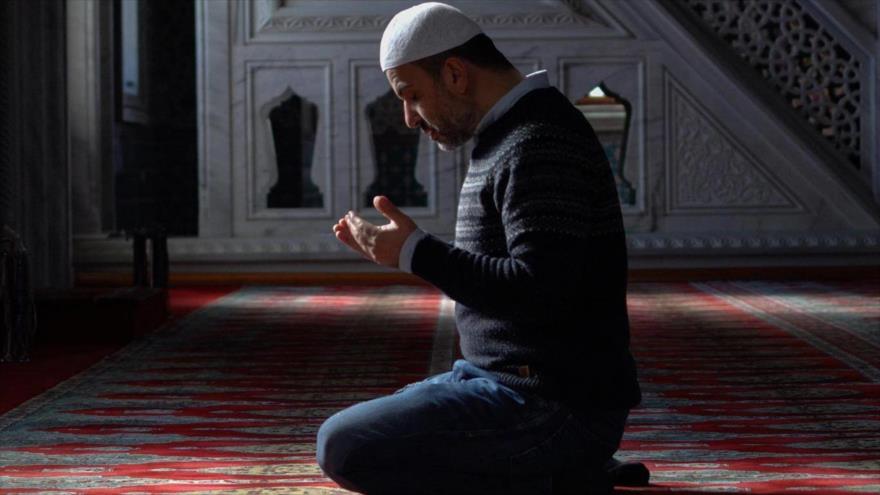 Un musulmán reza en una mezquita.