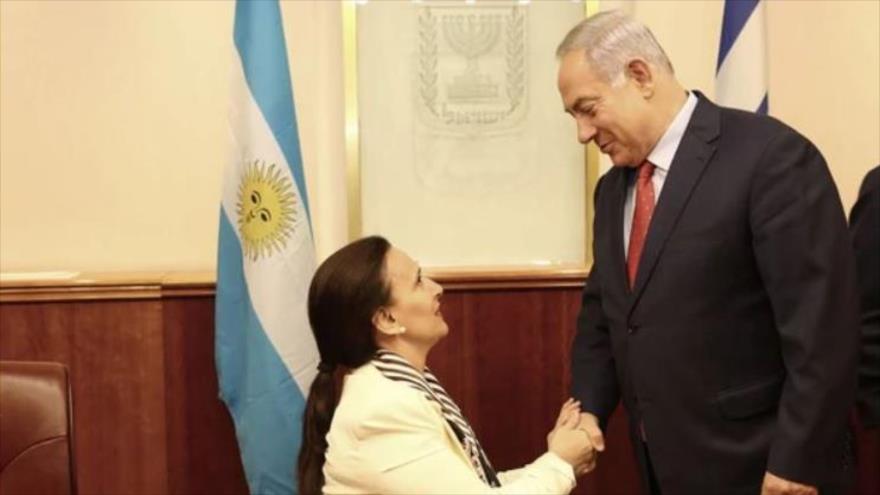 La vicepresidenta argentina, Gabriela Michetti, se reúne con el premier israelí, Benyamin Netanyahu, en los territorios ocupados palestinos, 10 de enero de 2018.