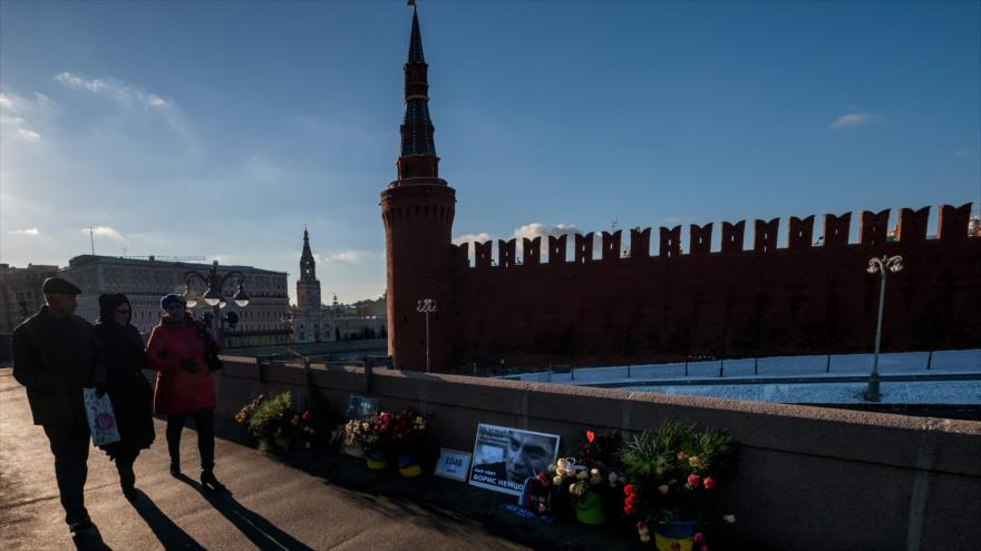 El sitio donde el líder de la oposición rusa Boris Nemtsov fue asesinado en un puente cerca del Kremlin, Moscú, 10 de enero de 2018.