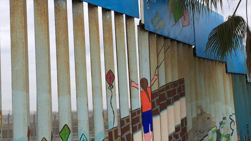 Una parte pintada del muro que separa a Estados Unidos de México.