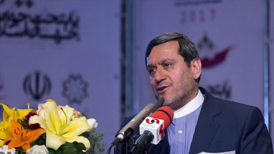 El vicecanciller iraní para Asuntos Consulares, Parlamentarios y Migratorios, Hasan Qashqavi, asiste a un acto oficial.